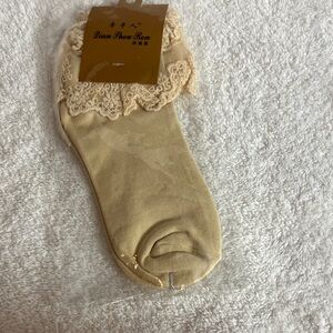 Lace Trim Ankle Socks in Cream